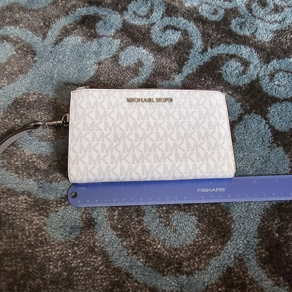 Michael Kors Jet Set Wristlet! - Picture 3 of 16